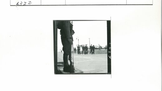 士兵站岗与水手行进.jpg