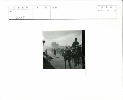 士兵行军尘土路马车背景.jpg