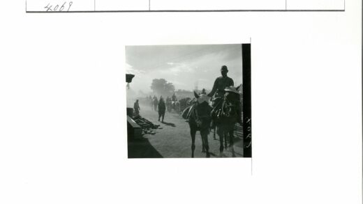 士兵行军尘土路马车背景.jpg