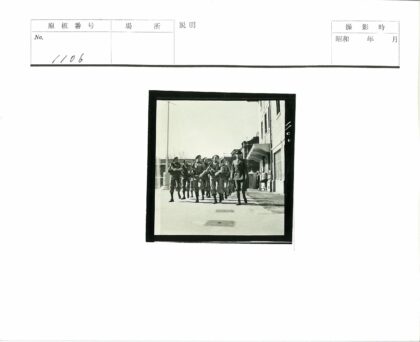 士兵行军经过悬挑建筑.jpg