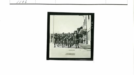 士兵行军经过悬挑建筑.jpg
