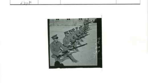 士兵跪地持枪训练.jpg