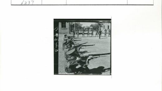 士兵跪射步枪与建筑背景.jpg