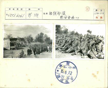 士兵野外合影微笑瞬间.jpg