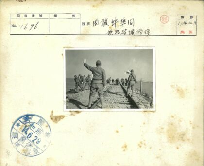 士兵铁路作业挥旗指挥.jpg