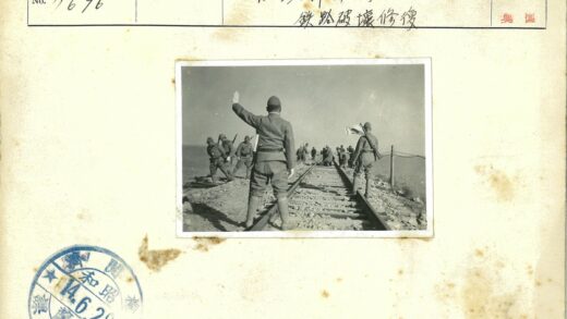 士兵铁路作业挥旗指挥.jpg