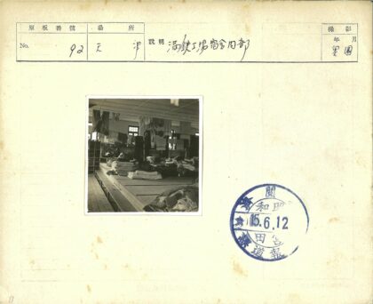 复古卧室双层床与自然光.jpg