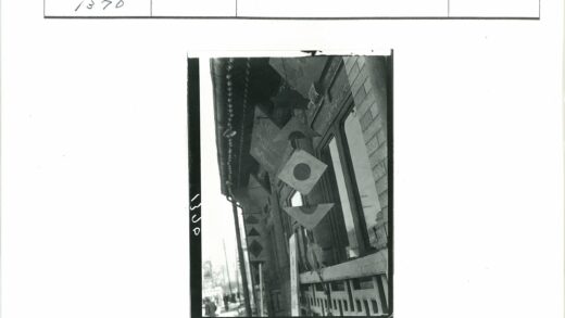 复古商店屋顶几何标志街景.jpg