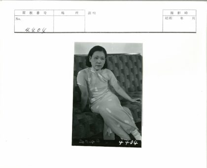 复古圆点裙女士直视镜头.jpg