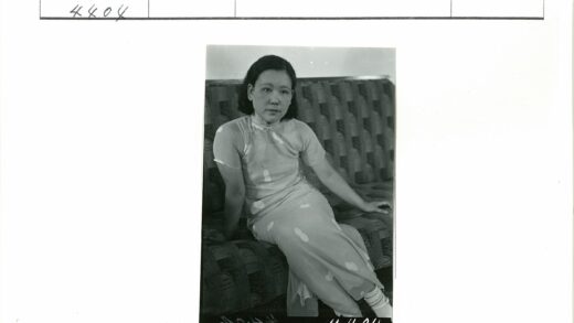 复古圆点裙女士直视镜头.jpg