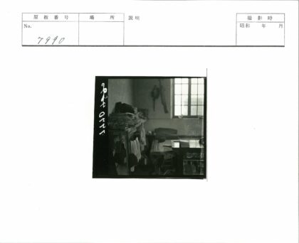 复古室内杂乱书桌与阳光.jpg