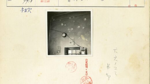 复古室内装饰与网格窗户.jpg