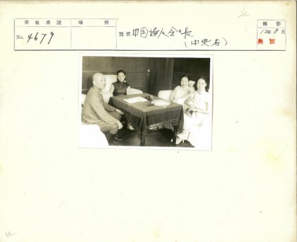 复古家居四人聚餐场景.jpg