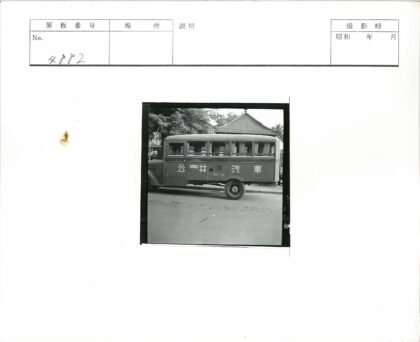 复古巴士与中式建筑街景.jpg