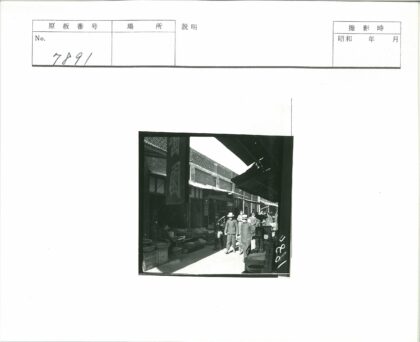 复古市集街景与摊位陈列.jpg