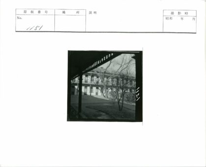 复古庭院两层建筑与走道景观.jpg