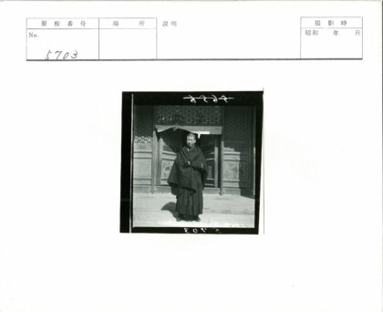 复古建筑门房与雕花木窗.jpg