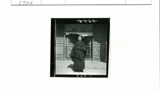 复古建筑门房与雕花木窗.jpg