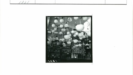 复古悬挂灯具商店展示.jpg