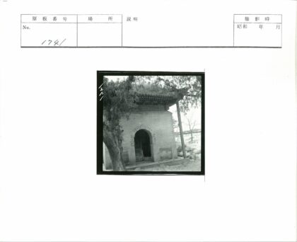 复古拱门瓦顶建筑景观.jpg
