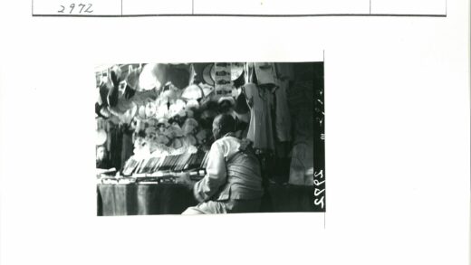 复古摊位展示风扇衣服墙挂商品.jpg