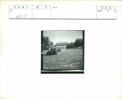 复古摩托车骑手与历史建筑.jpg