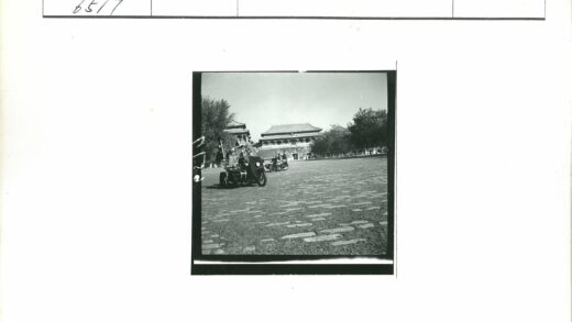 复古摩托车骑手与历史建筑.jpg