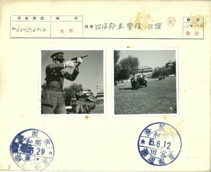 复古摩托车骑行传统建筑旁.jpg