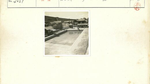 复古泳池与倾斜屋顶建筑.jpg
