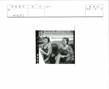 复古泳装妇女池边合影.jpg