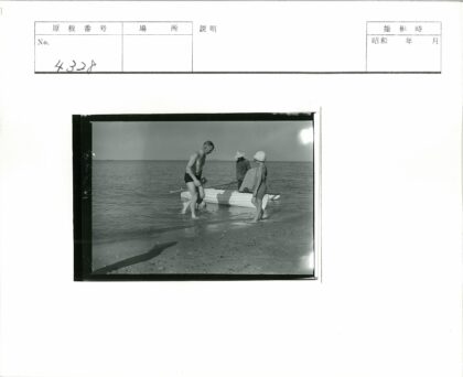 复古泳装海滩小船合影.jpg