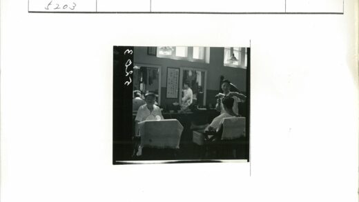 复古理发店理发师与顾客剪影.jpg