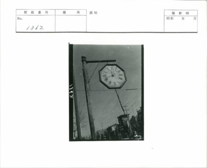 复古罗马数字街道时钟街景.jpg