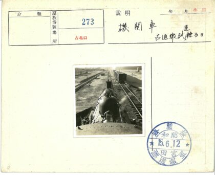 复古蒸汽火车与货车铁轨鸟瞰.jpg