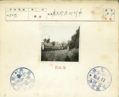 复古蒸汽火车穿越铁轨与自然.jpg