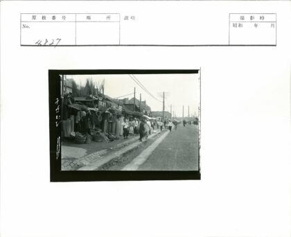 复古街市购物场景.jpg