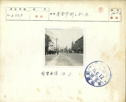 复古街景与尖顶建筑.jpg