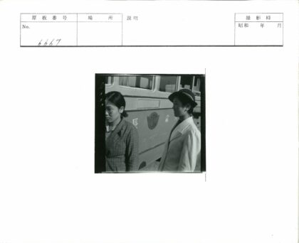 复古街景中的女性与公共汽车.jpg
