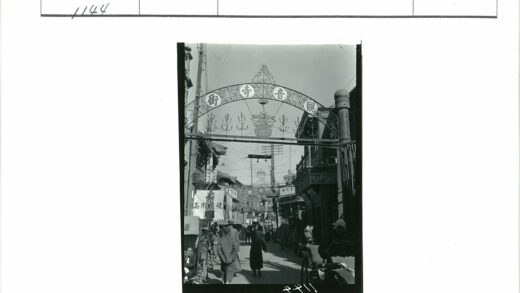 复古街景汉字牌坊人潮.jpg