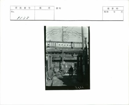 复古街景自行车与金属建筑入口.jpg