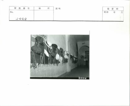 复古走廊的背包与帽子装饰.jpg