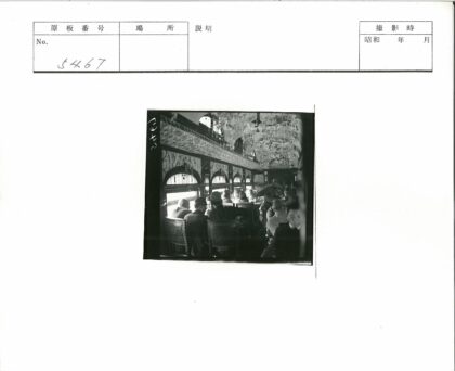 复古车厢豪华内饰与拱形窗景.jpg