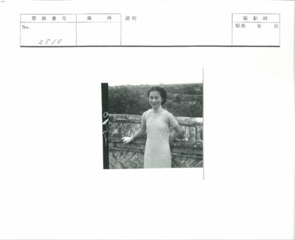 复古连衣裙女子倚墙风景.jpg