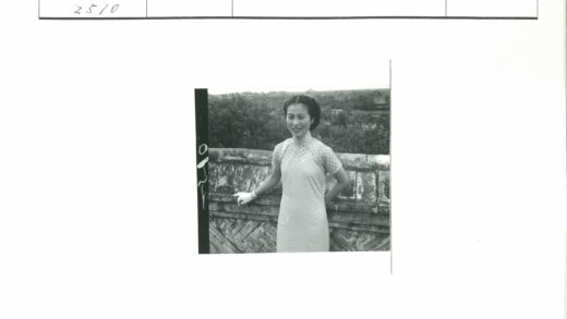 复古连衣裙女子倚墙风景.jpg