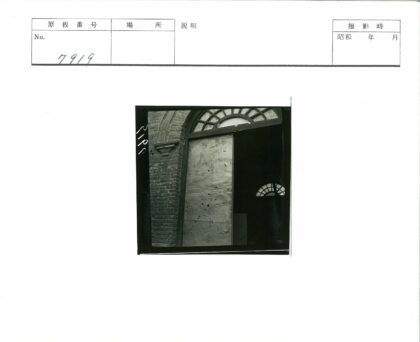 复古门廊光影与磨砂玻璃窗.jpg