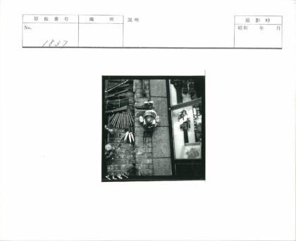 复古面具与玻璃展示窗装饰墙.jpg