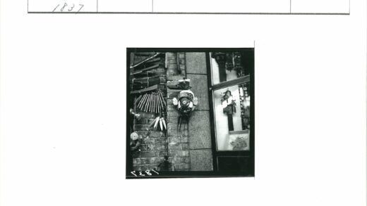 复古面具与玻璃展示窗装饰墙.jpg