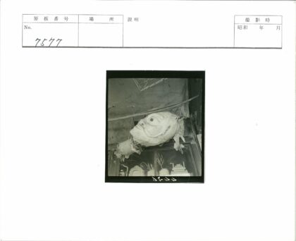 复古面具与装饰艺术橱窗展示.jpg