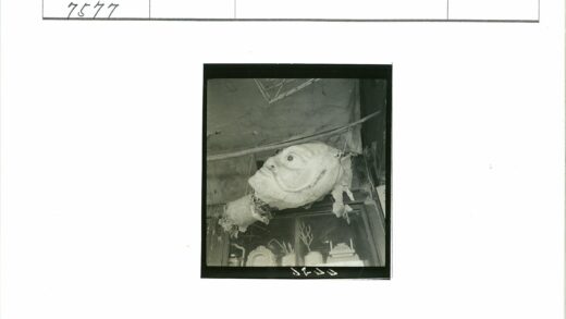 复古面具与装饰艺术橱窗展示.jpg