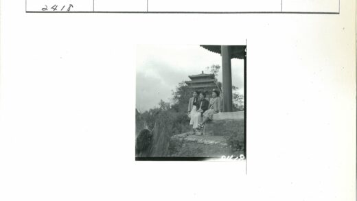复古风亚洲建筑前三位女性合影.jpg